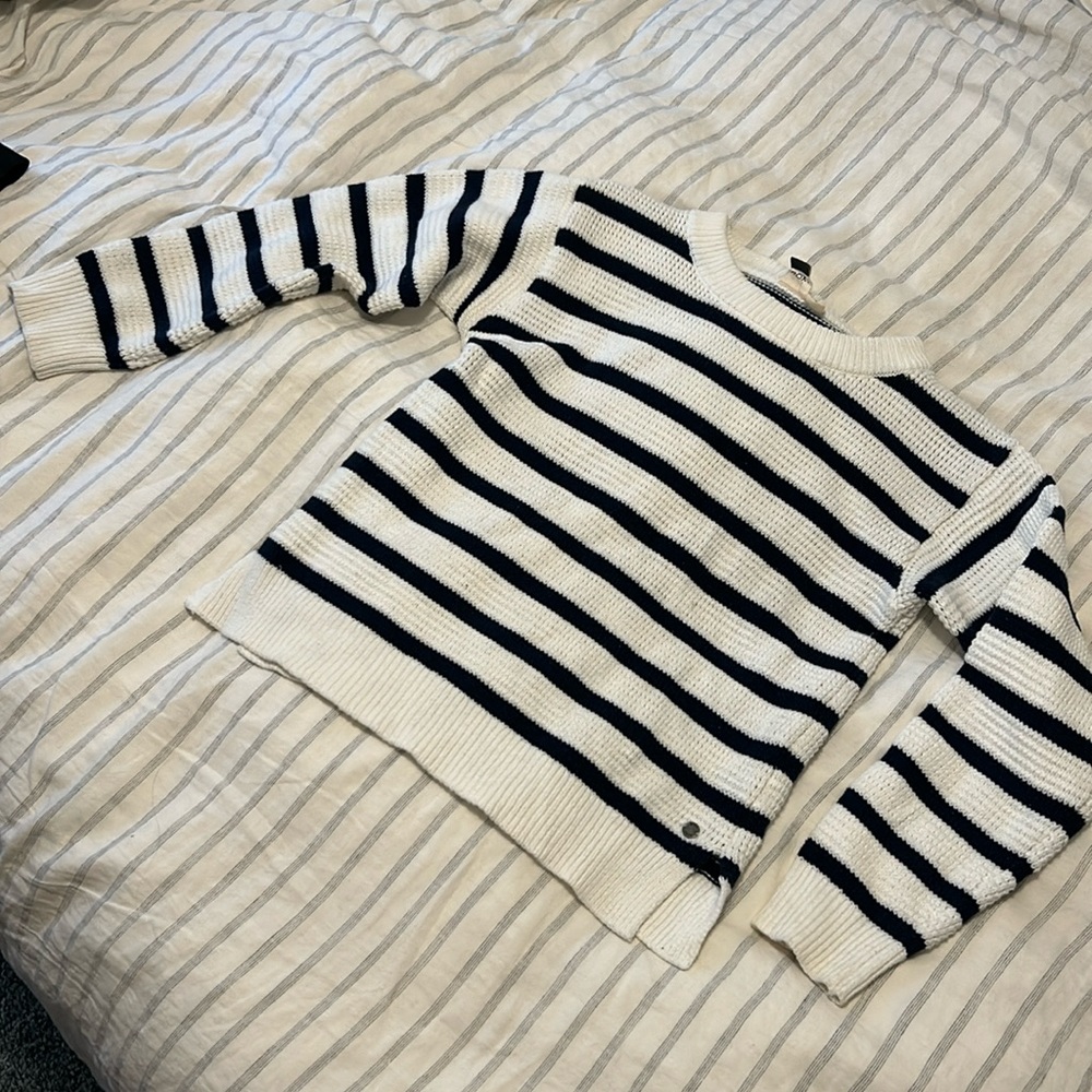 Stylish navy and white striped Roxy sweater. Excellent used condition.